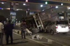 Tabrak Pembatas Gerbang...