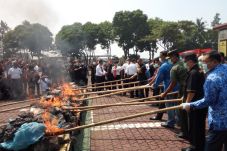 Polda Jabar Musnahkan...