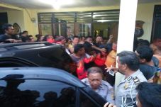 Warga Serbu Polsek Urban...