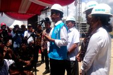 Presiden Jokowi Awasi...