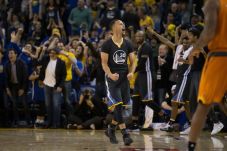 Warriors Hajar Bucks...