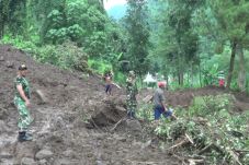 Longsor Timbun Jalur...