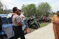 Polisi Ini Rela Gendong...