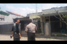 Istri dan Empat Anak...