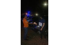 Bertopi dan Pakai Masker,...