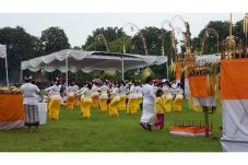 Sehari Sebelum Nyepi,...