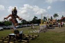Debus Meriahkan Pawai...