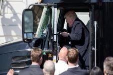Kemudikan Truk, Donald...