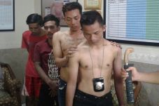 Empat Pemuda Merampok...