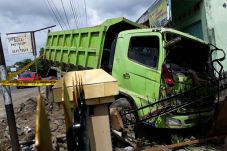 Pecah Ban, Truk Bermuatan...