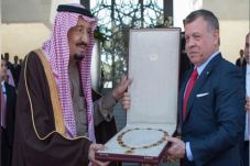 Raja Salman Terima Penghargaan...