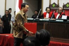 Hakim Heran Dosen Bahasa...