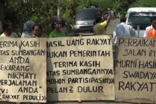 Jalan Rusak Lima Tahun,...