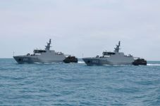 KRI Torani-KRI Lepu,...