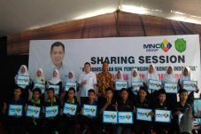 HT Serahkan Bantuan...