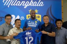 Ada Essien di Balik...
