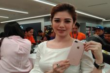 Si Cantik Pemilik iPhone...