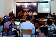 Bukan Dimusuhi, Industri...