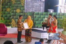 Bupati Mirna Ajak Warga...