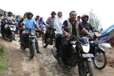 Bonceng Sepeda Motor,...