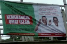 Spanduk Kampanye Hitam,...