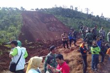 Pengungsi Korban Longsor...