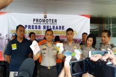 Melawan, Pembobol Mesin...