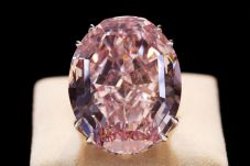 Berlian Pink Jadi Rebutan...