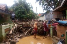 Anyer Diterjang Banjir...