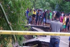 Jembatan Ambles Diterjang...