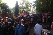 Ribuan Suporter Padati...