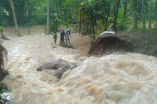 Tertimbun Longsor, Saluran...