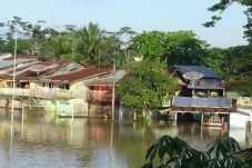 Banjir Rendam Ratusan...