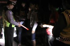 Buru Teroris, Polisi...