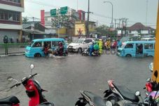 Diguyur Hujan Deras,...