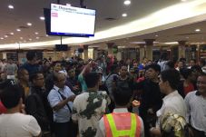 Ratusan Penumpang Pesawat...