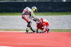 Diseruduk Aprilia dan...