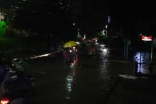 Diguyur Hujan, Kemang...