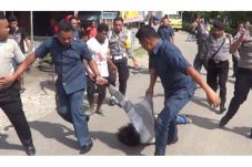Depresi, Warga Bacok...
