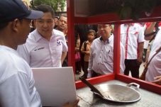 HT Bagikan Gerobak Perindo...