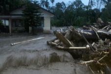 Banjir Bandang Hantam...