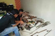 Polisi Gerebek Tempat...