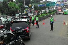 Jalur Puncak Macet Parah,...