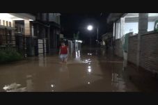 Pati Diguyur Hujan,...