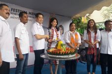 1 Tahun Berdiri, Liliana...