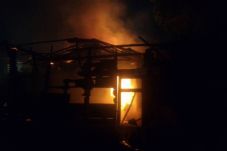 Rumah Sekaligus Gudang...