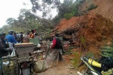 Tertimbun Longsor, Kecamatan...