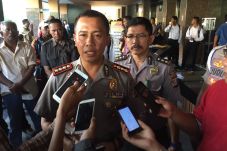 Polisi Larang Warga...