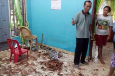 Rumah Disambar Petir,...
