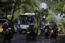 Jalan Rusak Parah, Warga...